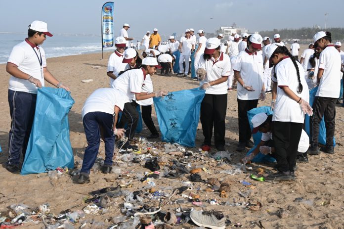 DEFENCE TEAM COLLECT GARBAGE FROM PORBANDAR